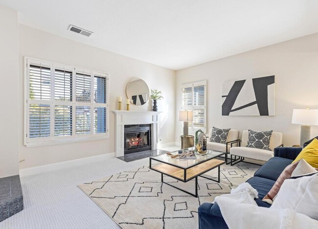 Building Photo - Updated Townhome in Sought After Walnut Creek Community ! Close To Restaurants & Shops !