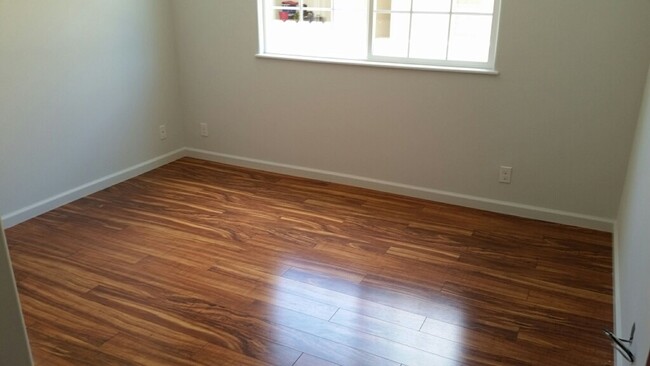 Building Photo - Kaimuki Duplex, Owners live upstairs, 3 Be...