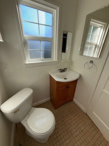 Building Photo - 14641 Moorpark St