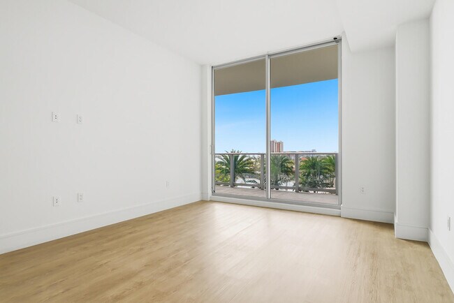 Building Photo - 220 Lake Shore Dr