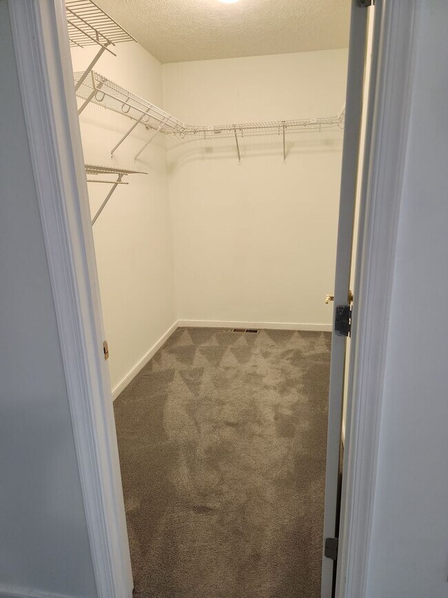 Building Photo - Spacious 3 Bedroom 2.5 Bath Home with Fenced Rear Yard!