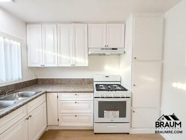 Building Photo - 13115 Oxnard St