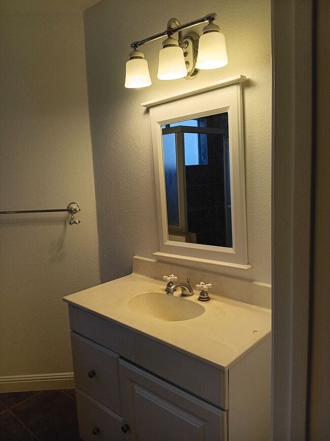 Building Photo - **RENT READY***LOVELY 3 BEDROOM ,2 BATH HOME NOW AVAILABLE FOR RENT!