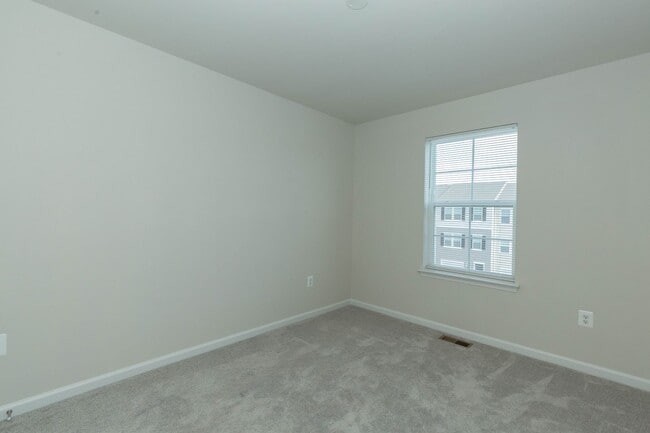 Building Photo - 3 Bed, 2 Full/2 Half Bath, Well Maintained...