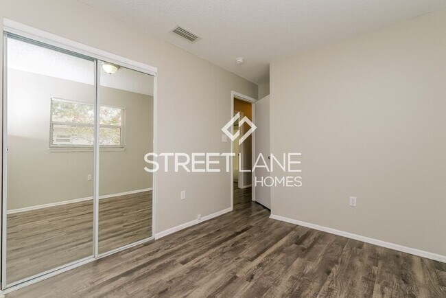 Building Photo - ONE MONTH FREE RENT!