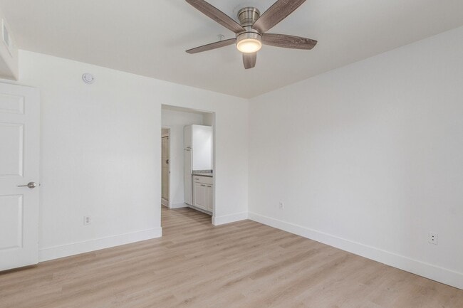 Building Photo - 1295 N Ash St