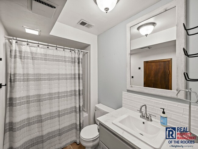 Building Photo - Beautiful 4 Bed 2 Bath Townhome with Lake Views!