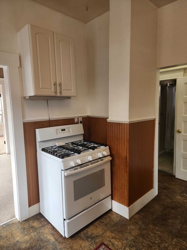 Building Photo - 304 NE 50th St