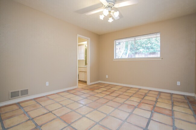 Building Photo - 10660 Pagewood Dr