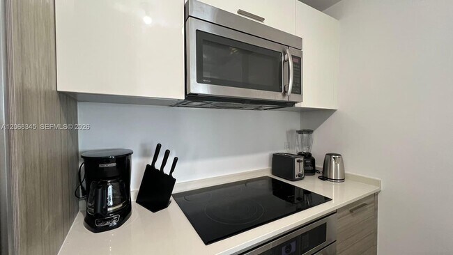 Building Photo - 1300 Brickell Bay Dr