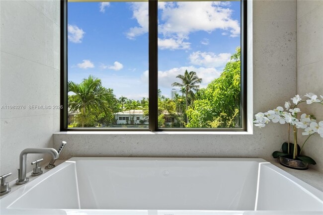 Building Photo - 1200 NE 87th St