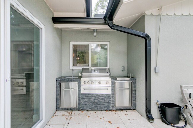 Building Photo - Gorgeous Mid-Centry Modern 3bed/2bath with...