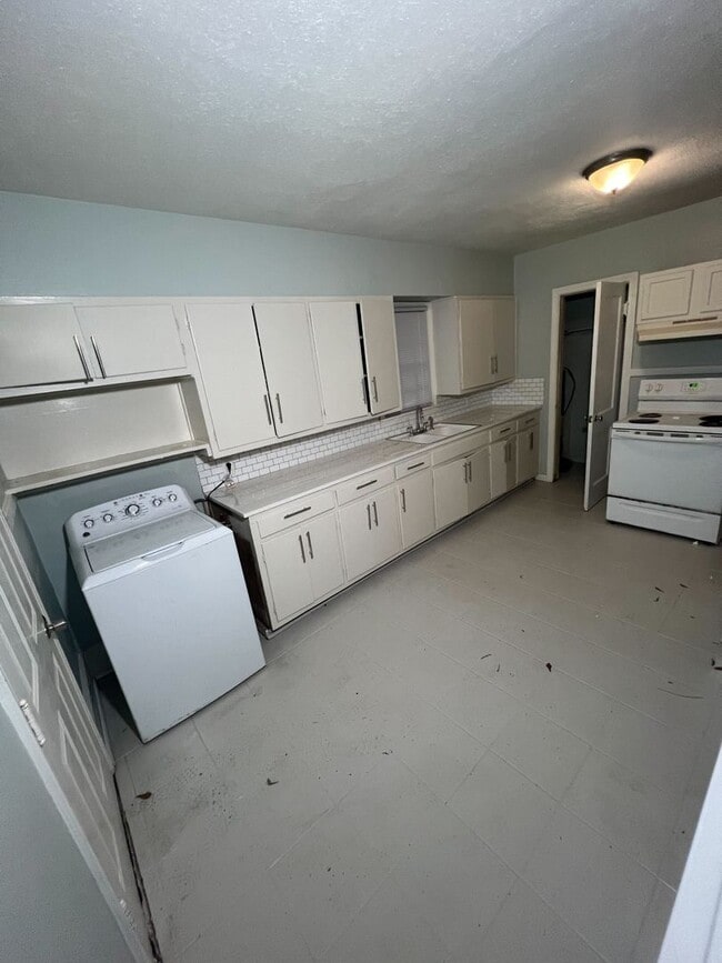 Building Photo - 3718 Northbrook Dr