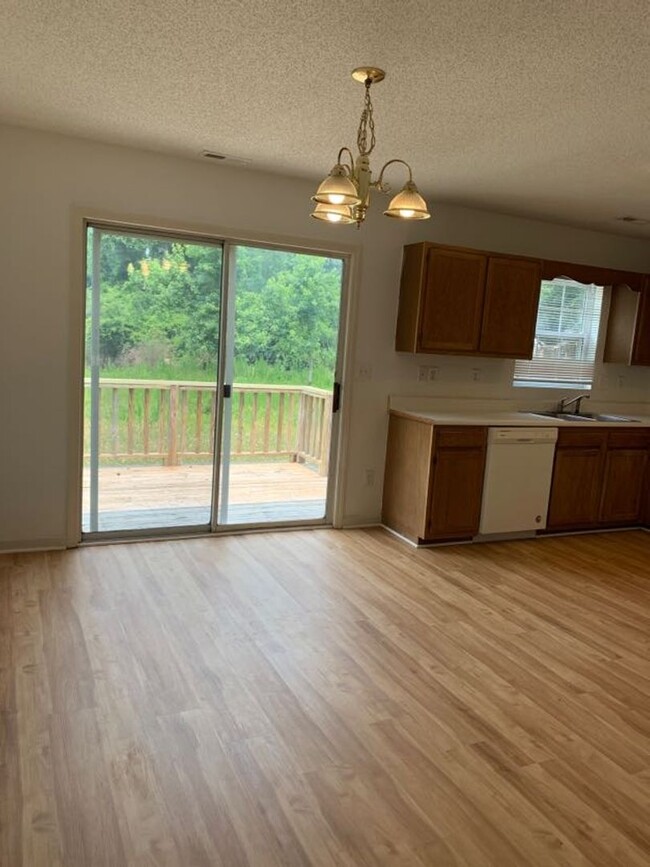 Building Photo - 1/2 OFF FIRST MONTHS RENT! 3 Bedroom 2 Bat...