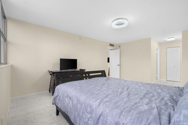 Building Photo - 100 Golden Isles Dr