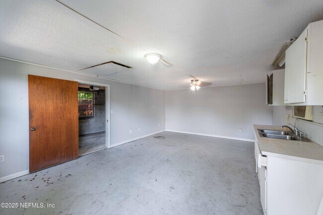 Building Photo - 777 La Marche Dr