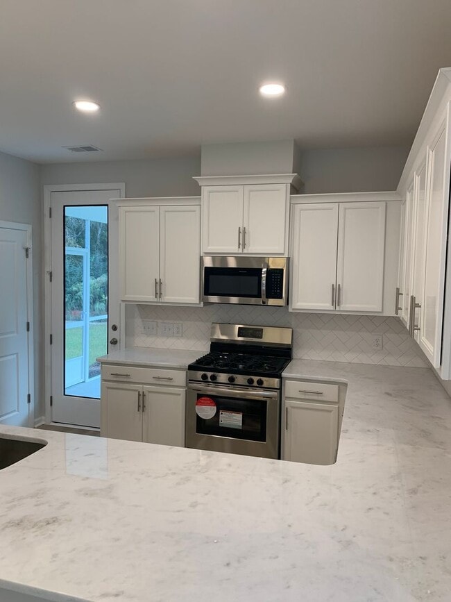 Building Photo - Modern Living in Windsor Hill