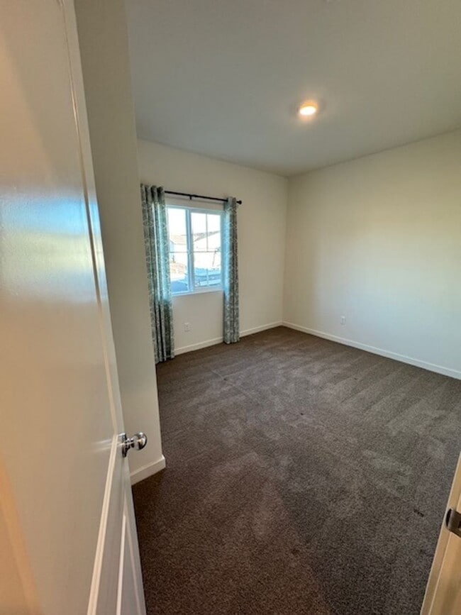 Building Photo - Beautiful 4-Bedroom Home in the Wyndham Estates Neighborhood of Redding! READY FOR MOVE IN!