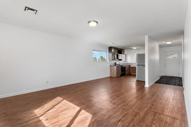 Building Photo - 4BR w/ Driveway Parking near Denver Zoo & City Park