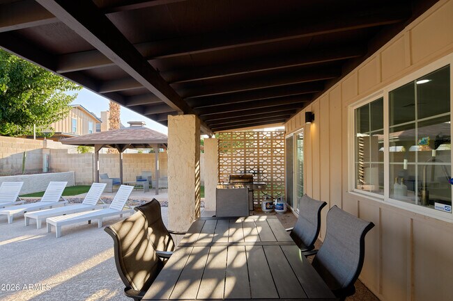 Building Photo - 2331 E Sunnyside Dr