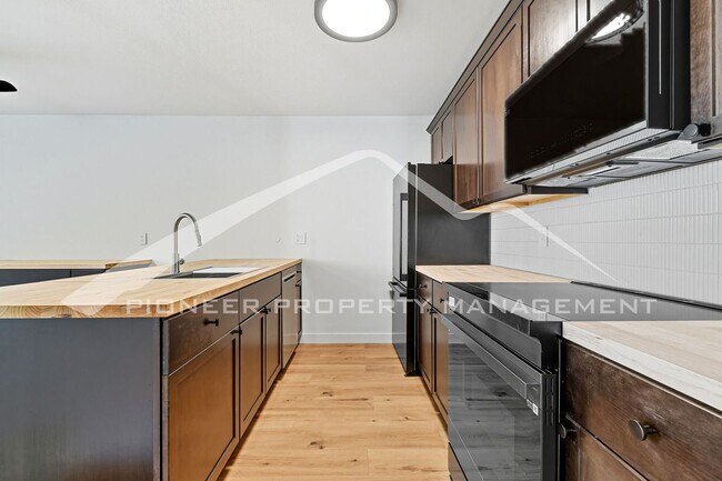 Building Photo - 8762 Chase Dr