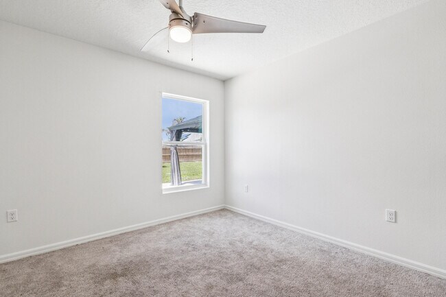Building Photo - 766 SE Academy Ln