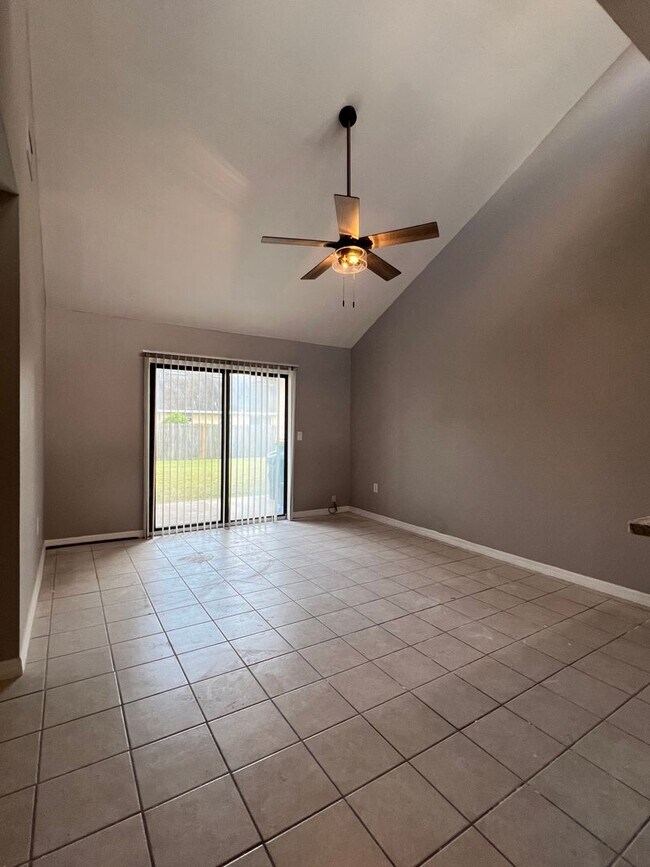 Building Photo - Updated & Remodeled 2/2 Townhouse in Kissi...