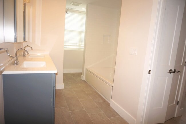 Building Photo - 99 Moody St