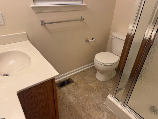 Building Photo - 551 London Ct