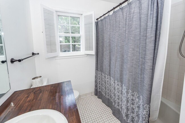 Building Photo - 6 Bedroom, 2.5 Bath House in Drayton on th...