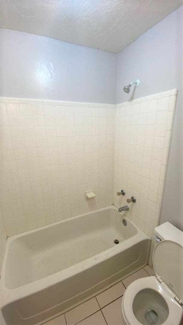 Building Photo - COZY 1/1 w/ Open Floor Plan, Vaulted Ceilings, Fenced in Yard, Solid Floors, Patio, & Washer/Drye...