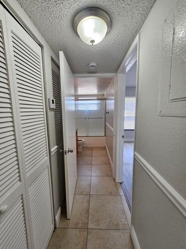 Building Photo - 1453 Lake Crystal Dr