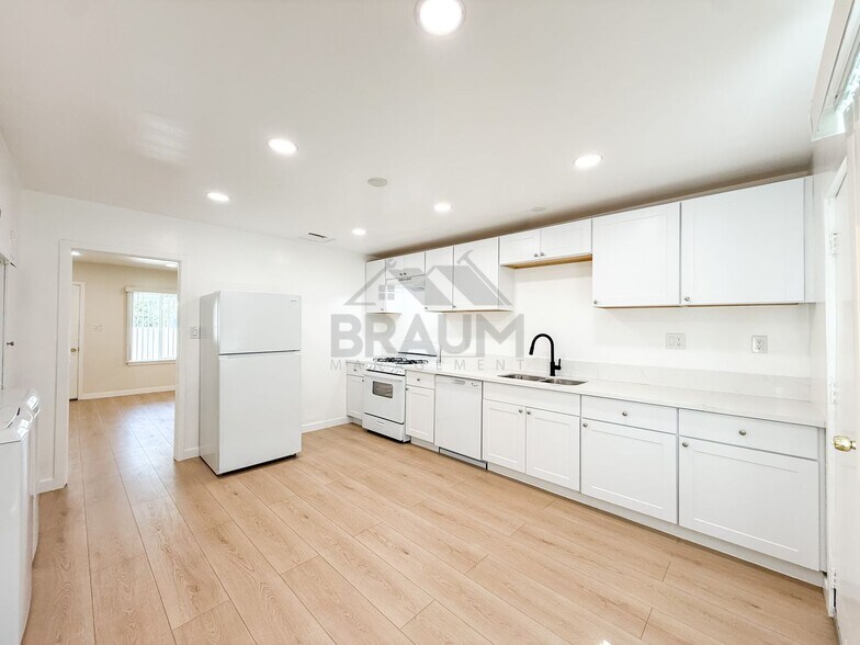 Building Photo - 15550 Vanowen St