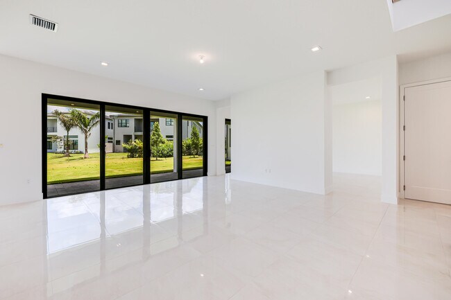 Building Photo - 9451 Riverside Pk Dr