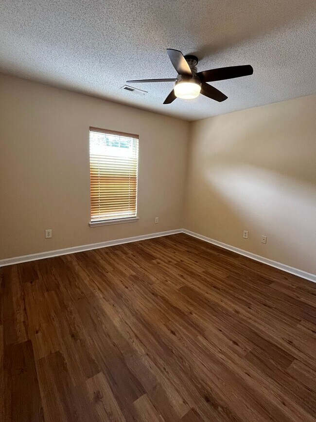 Building Photo - 3Br 3Ba Liberty Hall Townhome