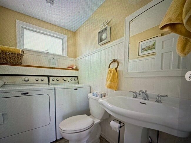 Building Photo - 131 Glades Rd