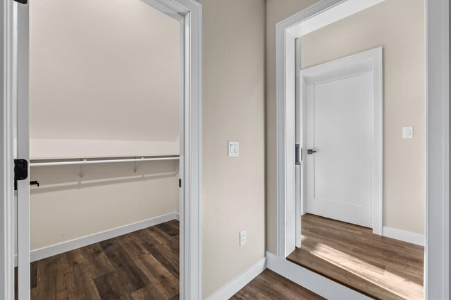 Building Photo - 1820 Horseshoe Ln