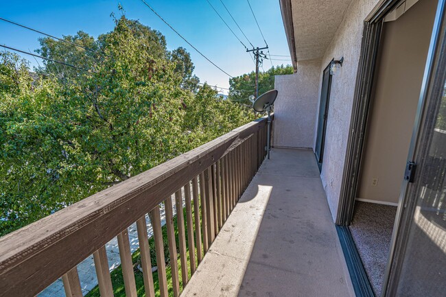Building Photo - 1 Bedroom Condo for Rent in Canyon Country!