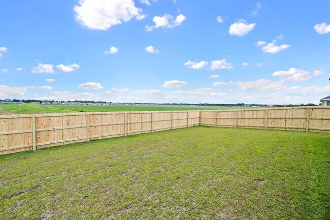 Building Photo - AVAILABLE IN NOVEMBER - Don't miss this op...