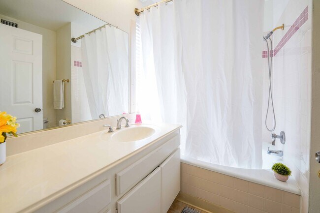 Building Photo - >>> THREE BEDROOM + THREE BATHS TOWNHOUSE ...