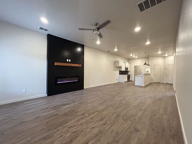 Building Photo - Gorgeous Duplex in Frenship East!