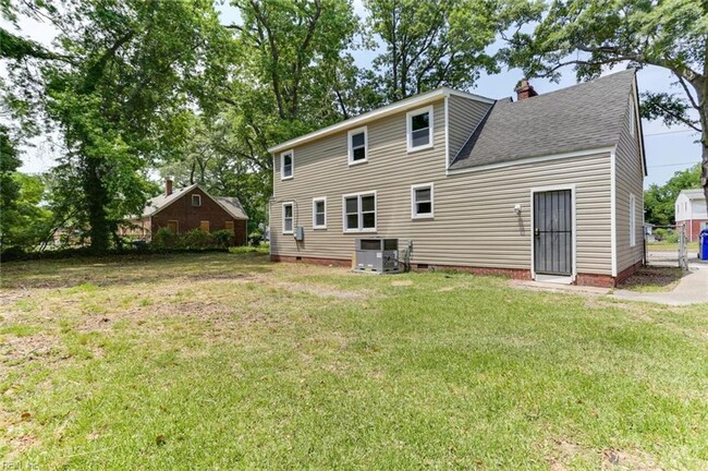 Building Photo - Single Family 5 beds/2 baths in Norfolk!