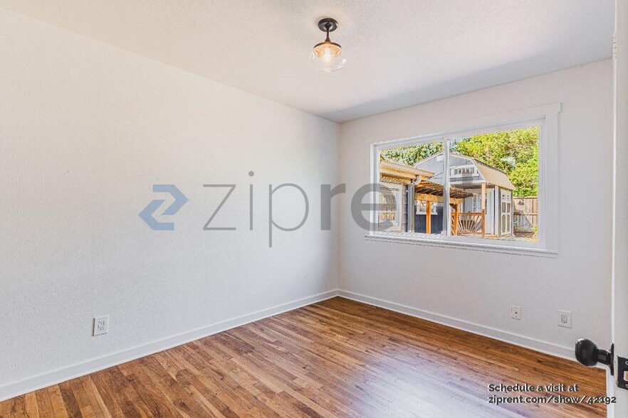 Building Photo - 4915 NE 78th Ave