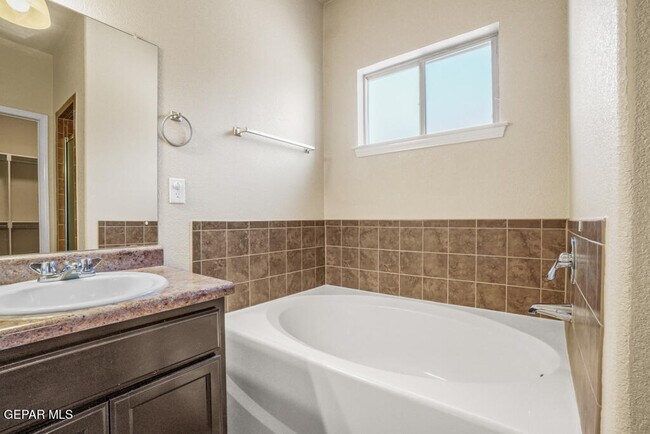 Building Photo - 2932 Pino Triste Dr