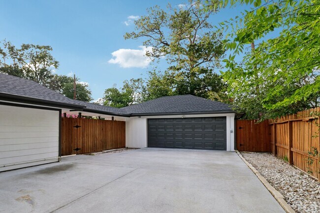 Building Photo - 10328 Shadow Oaks Dr