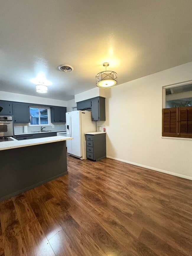 Building Photo - Westside - Close to Shopping