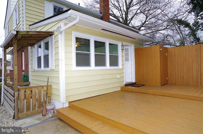 Building Photo - 6956 Westhampton Dr