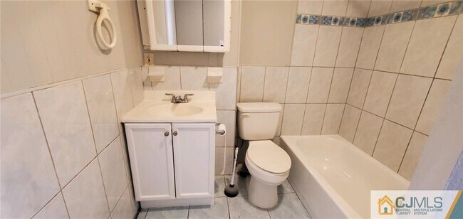 Building Photo - 1 Henry St