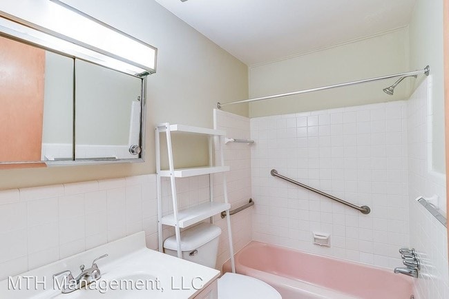 Building Photo - 1 br, 1 bath Apartment - 921 Coolidge Road