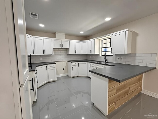 Building Photo - 12 South Dr